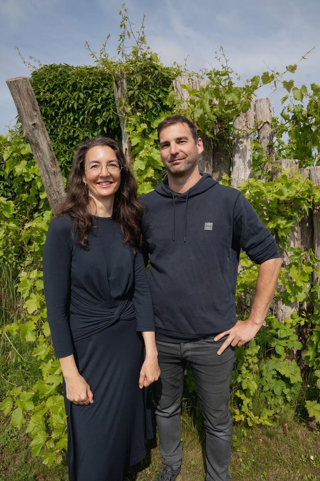 Diana und Martin Bühner vor Weinreben